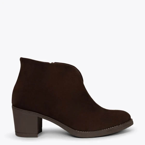 Distributeur Officiel MiMaO ShopOnline BASIC – Bottines MARRON Basiques à Talon Large Et Décolleté En V 1